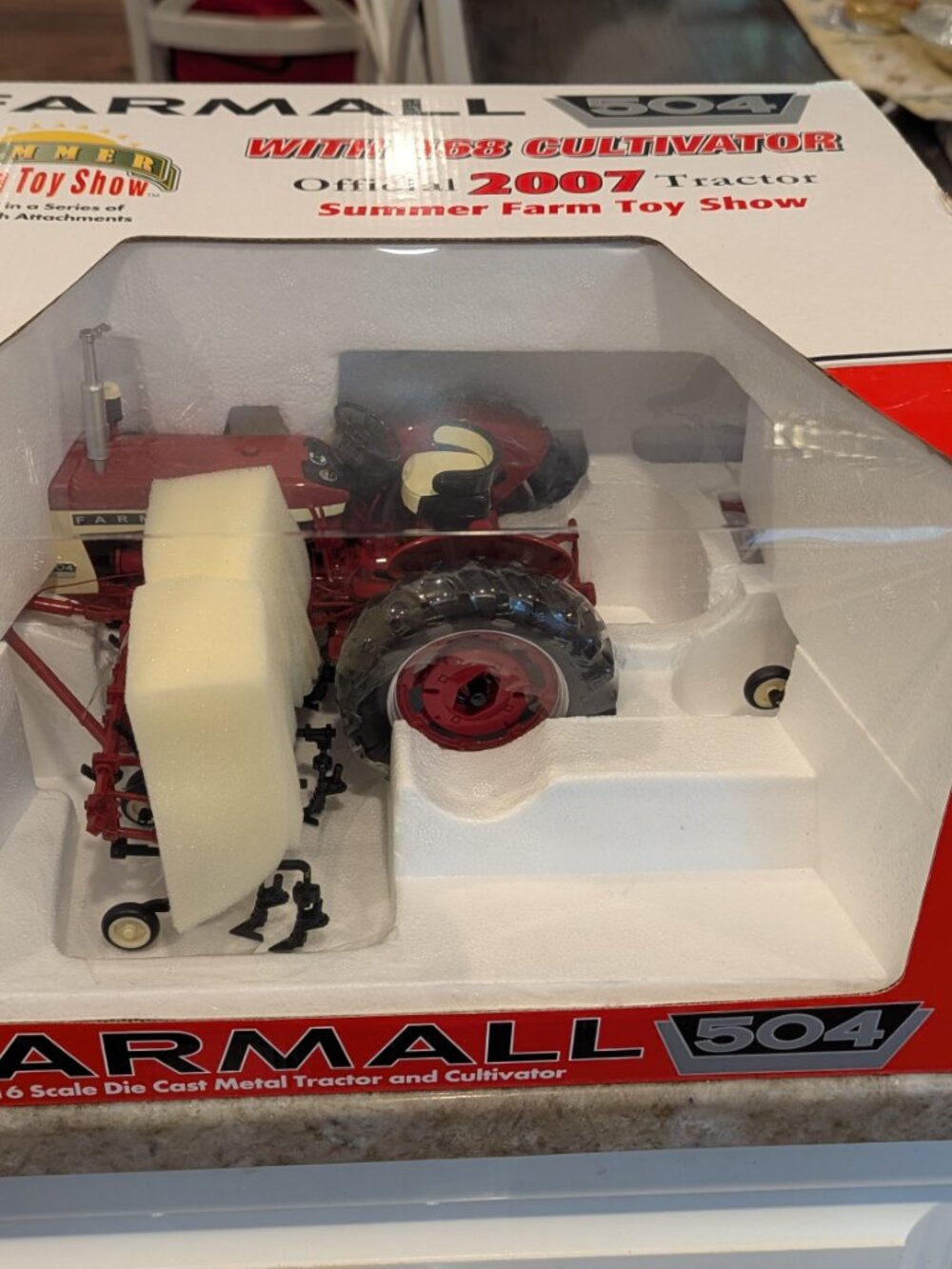 1/16 Farmall 504 Tractor & 468 Cultivator 2007 Summer Farm Toy Show Edition spec - Picture 2 of 10